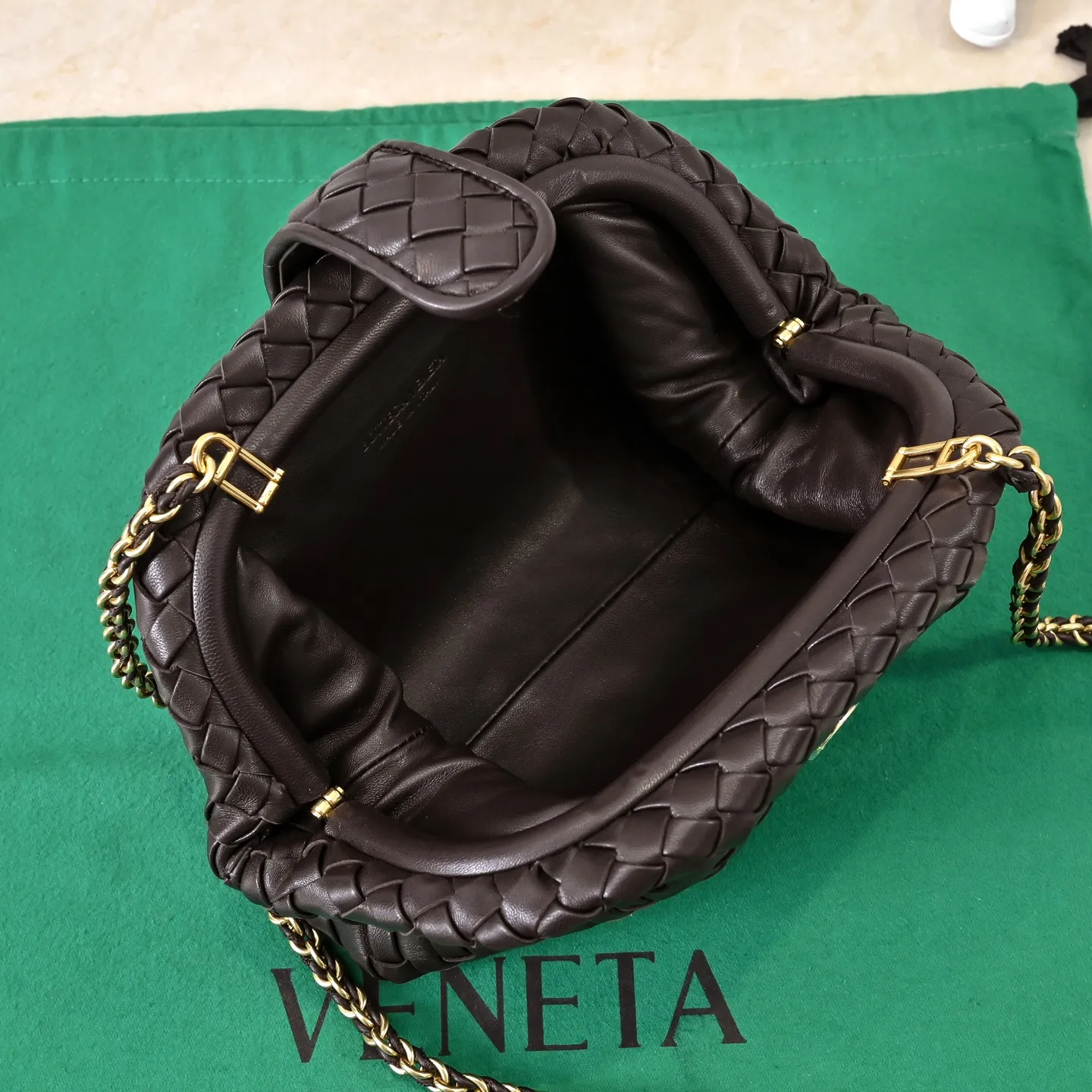 Batch 1880 BOTTEGA VENETA LAUREN 1980 small clutch bag is new! The small size that many people are squatting on is finally here. The self-adjustable zipper is a highlight of this bag. After being removed, it can be used as a handbag for important occasions. One bag unlocks two carrying methods at the same time. It is practical and has a unique sense of structure and beautiful lines. It is more elegant than a small cloud. It is a tribute to the classics and the pursuit of modernity. Style number: 4038 Size: 27*15*8cm
